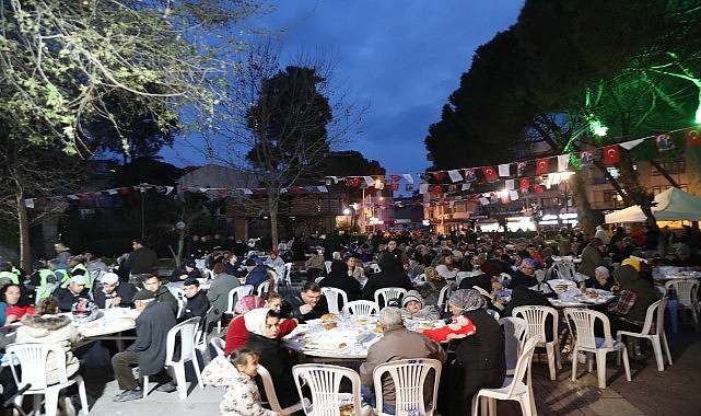 seferihisarin kalbinde bin kisilik iftar sofrasi kuruldu