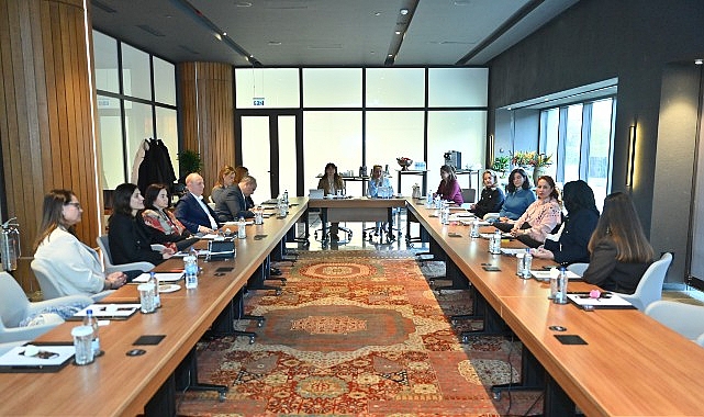 sektorun lider sirketleri yeni donemde teknolojide kadin derneginin yonetim koltuklarina oturdu
