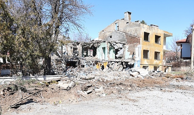 sivasin en yogun bolgelerinden birine yeni otopark alani kazandiriliyor