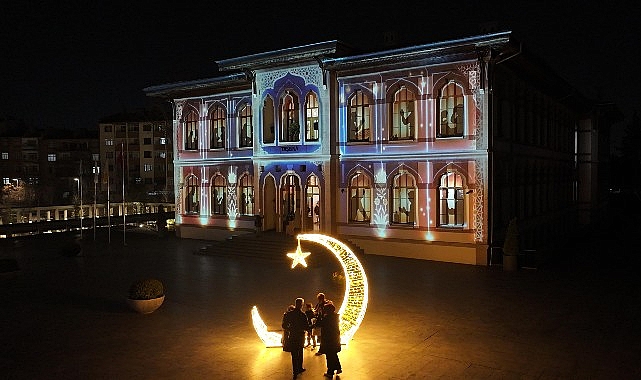 siyer sergisi ve mukaddes emanetler sergisi kadir gecesinde doldu tasti