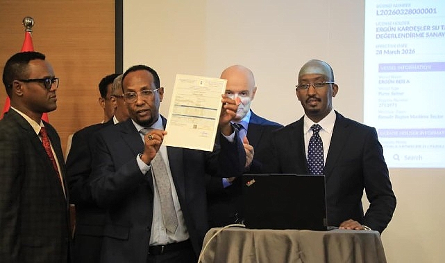 somalide ilk uluslararasi balikcilik lisansi bir turk gemisine verildi