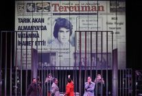 tarik akanin hayati tiyatro sahnesinde