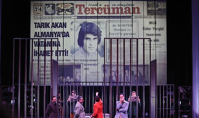 tarik akanin hayati tiyatro sahnesinde