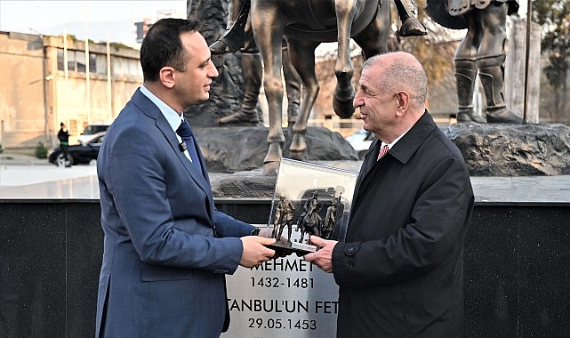 umit ozdag abide i hurriyet meydanina ovgu boyle bir yeri gormekten buyuk mutluluk duydum