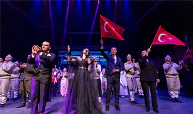 uyan memet canakkale ruhunu sahneye tasidi