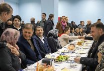 zeytinovada gonuller ayni sofrada bulustu sahurun bereketi birlikte paylasildi