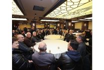 ziraatcilar baskan buyukakini cay icmeden birakmadi