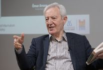 100 yuze imza ve soylesi programinda nisan ayi konugu besir ayvazoglu oldu