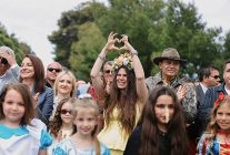 15 uluslararasi alacati ot festivalinin gorkemli korteji ve 23 nisan gururu bir arada