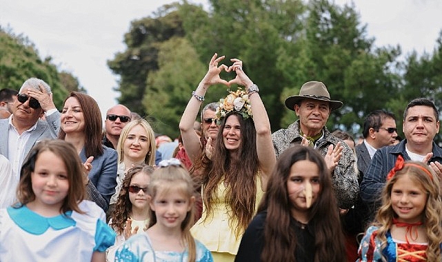 15 uluslararasi alacati ot festivalinin gorkemli korteji ve 23 nisan gururu bir arada