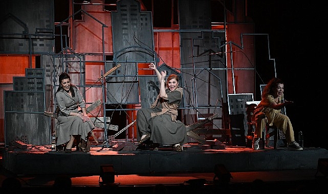 2 uluslararasi mesir tiyatro festivalinde duygu dolu performans