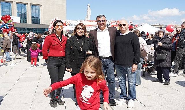 23 nisan ulusal egemenlik ve cocuk bayraminda sehir tiyatrolarinin sahneleri cocuklar icin acildi