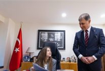 23 nisanda baskanlik koltugu cocuklarin