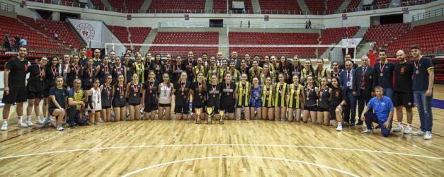 Kucuk Kizlar Turkiye Sampiyonasinda Kupa ve Madalyalar Sahiplerini Buldu