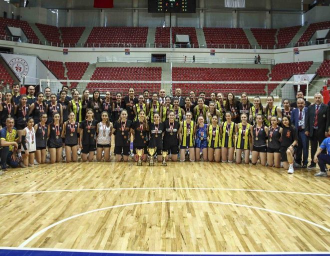 Kucuk Kizlar Turkiye Sampiyonasinda Kupa ve Madalyalar Sahiplerini Buldu