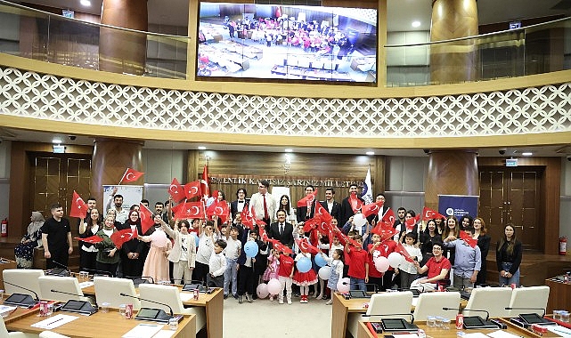 antalya buyuksehir meclisinde koltuklar cocuklarda