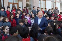 baskan altay tas binayi ziyaret eden ogrencilerle bulustu