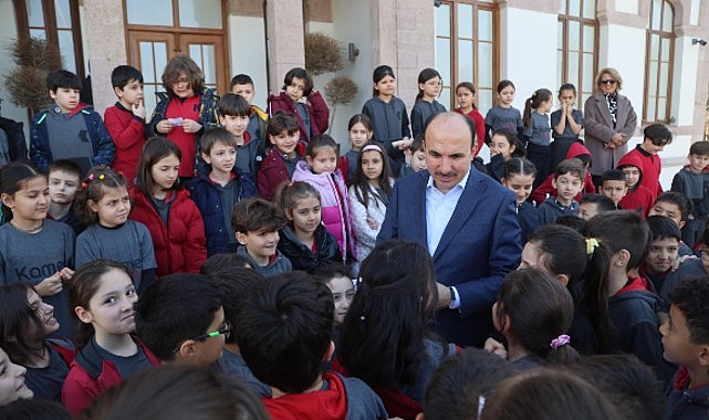 baskan altay tas binayi ziyaret eden ogrencilerle bulustu