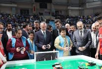 baskan buyukakin robot yarismasina katildi kocaelisporlu futbolcularla mac yapti
