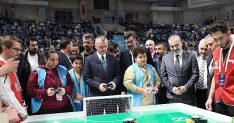 baskan buyukakin robot yarismasina katildi kocaelisporlu futbolcularla mac yapti