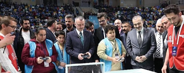 baskan buyukakin robot yarismasina katildi kocaelisporlu futbolcularla mac yapti