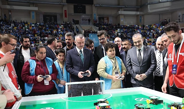 baskan buyukakin robot yarismasina katildi kocaelisporlu futbolcularla mac yapti