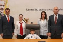 baskan isik 23 nisanda koltugunu egeye devretti