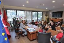 baskan mutlu makamini cocuklara devretti