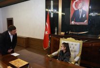 baskan rasim ari 23 nisanda koltugu cocuklara devretti