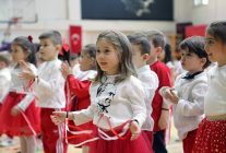 bayraklida 23 nisan programlari cocuklarin yogun katilimiyla devam ediyor