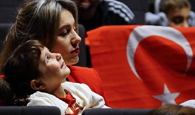 beylikduzunde 23 nisan coskusu miniklerin gosterileriyle basladi