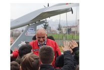 bu ilcede sinava giren ogrencileri insansi robot karsiliyor