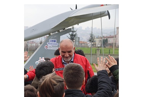 bu ilcede sinava giren ogrencileri insansi robot karsiliyor