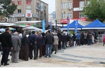 buyuksehir belediyesi binlerce fideyi kuyucak ve koskte vatandaslarla bulusturdu