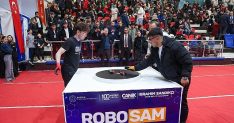canikte genc mucitler robotlariyla sahneye cikiyor