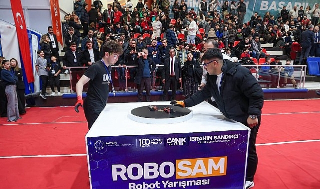 canikte genc mucitler robotlariyla sahneye cikiyor