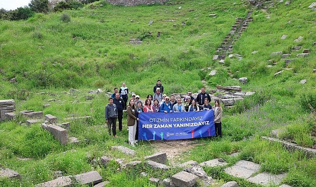 Çeşme Belediyesinden otizm farkındalık yürüyüşü 1 cesme belediyesinden otizm farkindalik yuruyusu