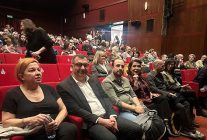 cocuk egitim birimi mezunlari kendi yazdiklari oyunla sahneye cikti