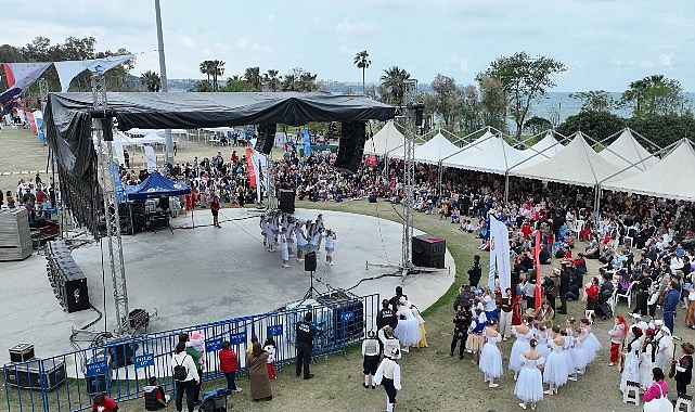 cocuk festivali galasi renkli goruntulere sahne oldu