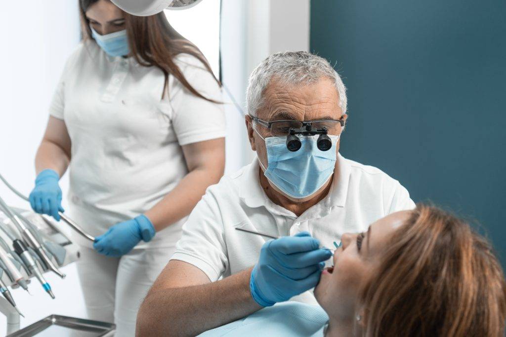 Diş Hekimleri Dayanışma Platformundan Önemli Açıklama! 1 dentist and assistant work toget