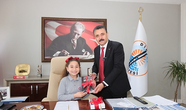 dikilide 23 nisan coskusu sokaklara tasti