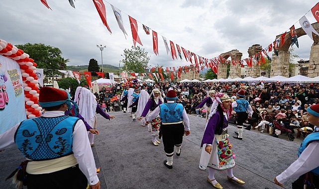efes selcukta 23 nisan coskusu cocuklar bayramlarini senlikle kutladi