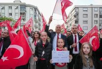 gaziemirde 23 nisan coskusu kortejle taclandi