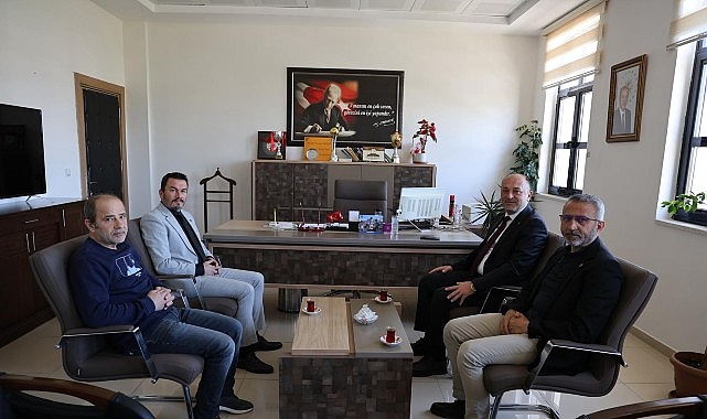 geyve belediye baskani selcuk yildizdan okullara moral ziyareti ogretmenlere gul ogrencilere basari dilegi