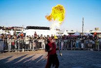 havada ucan alevler hayranlikla izlendi