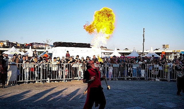 havada ucan alevler hayranlikla izlendi