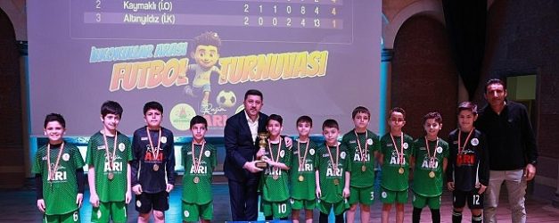 ilkokullar arasi futbol turnuvasinda kupa toreni yapildi