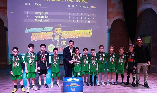 ilkokullar arasi futbol turnuvasinda kupa toreni yapildi