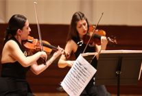 izmir oda orkestrasi yine ayakta alkislandi