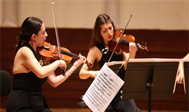 izmir oda orkestrasi yine ayakta alkislandi